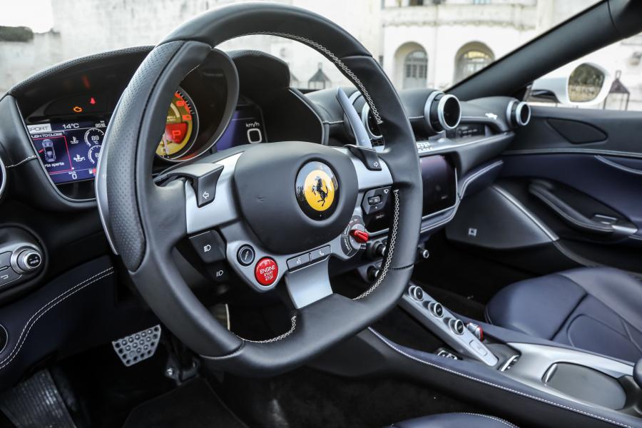 Детали интерьера Ferrari Portofino 2017 года  (фото 17 из 115)